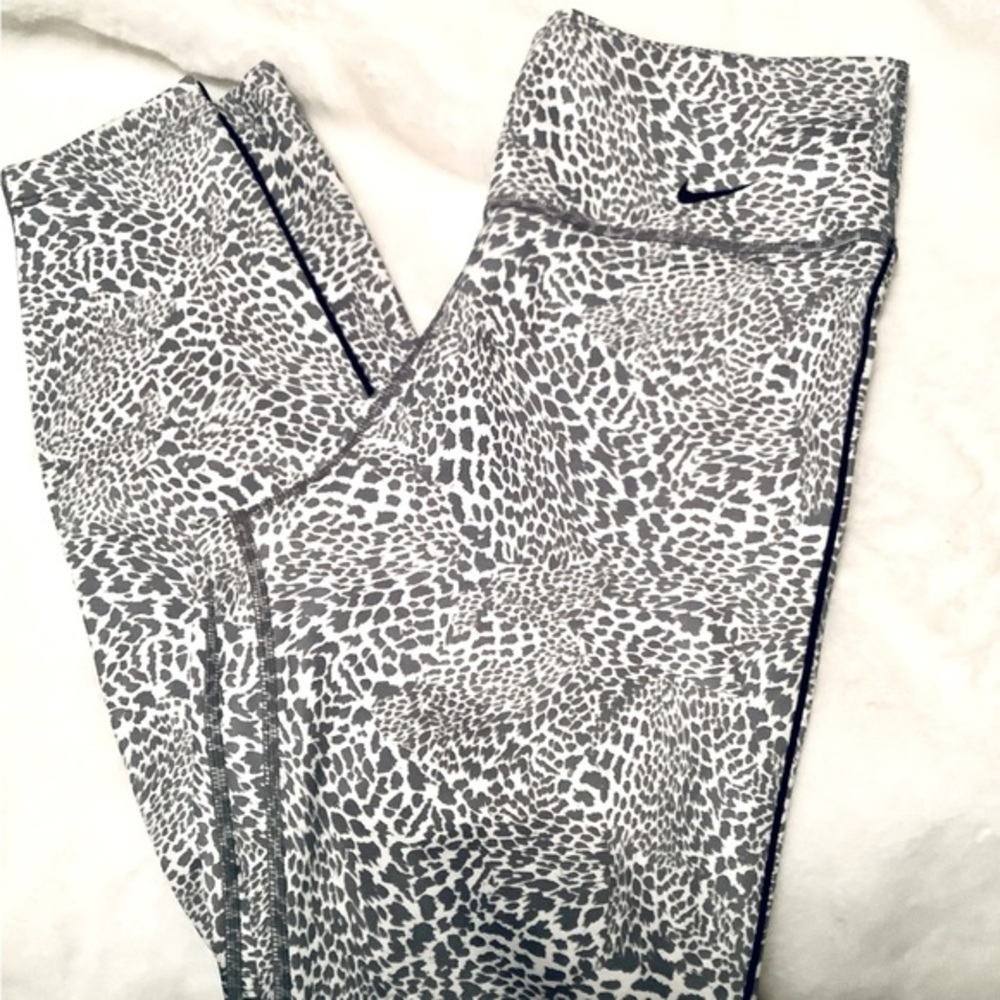 Nike workout leggings black & white animal print‎